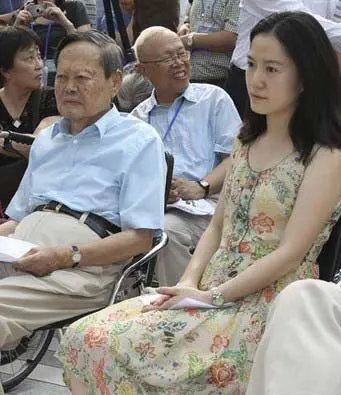 杨振宁和翁帆出席某活动的亲昵照片也曝光了