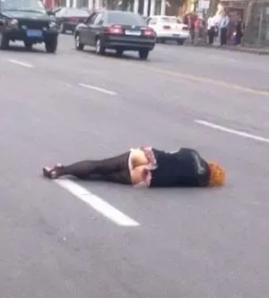 黑丝女男友吵架当街脱裤