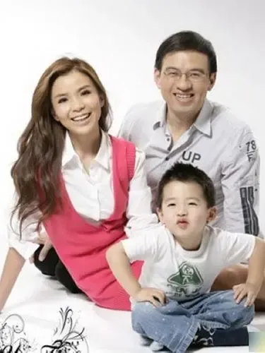 李咏妻子哈文将导央视春晚 史上央视名嘴老婆大