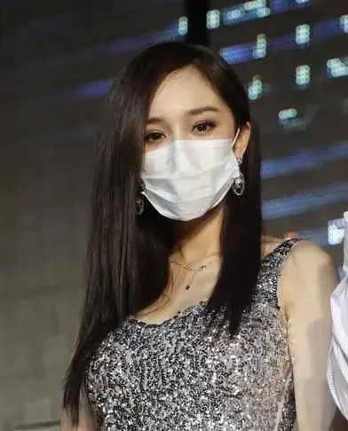 传杨幂整容失败口罩遮丑