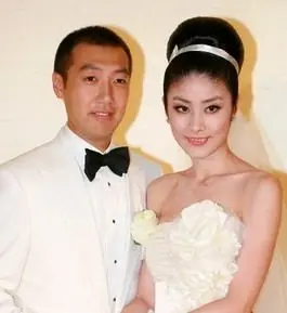 他与陈慧琳是在1992年纽约的一次朋友聚会上相识的,随后堕入爱河.