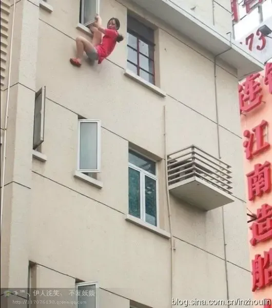 年轻女孩坠楼全程被拍摄