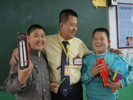 与智障儿童合影