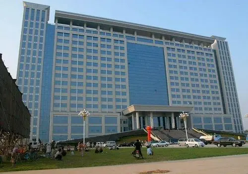 一边是国家的明令禁止,一边却是豪华政府办公大楼在各地的竞相涌现