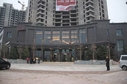 小宝一下车,嘉里雅颂居项目售楼中心外景; 唐山雅颂居二手房