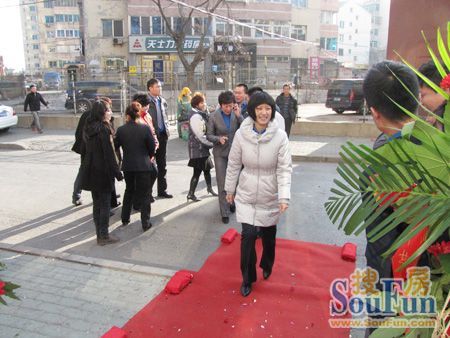 安鑫地产业务部总经理韩丽卫女士带领宾客走上红毯