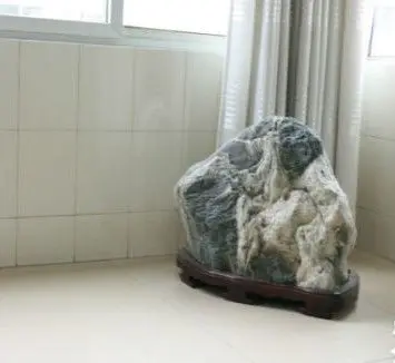 山管人丁,水管财,泰山石摆放在客厅的西南角,保我们全家人丁兴旺,健