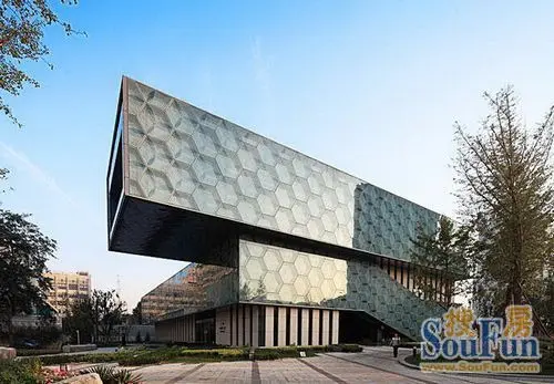 访问者通过广场进入展厅,沿着螺旋状的游览空间逐步体验