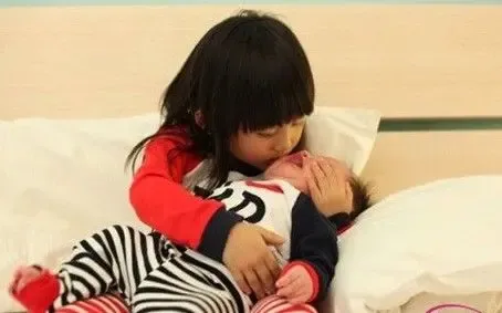 网络红人小葡萄和弟弟的童趣家居照