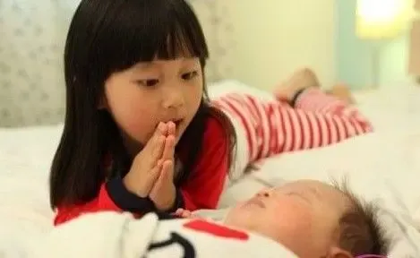 网络红人小葡萄和弟弟的童趣家居照_别墅人物