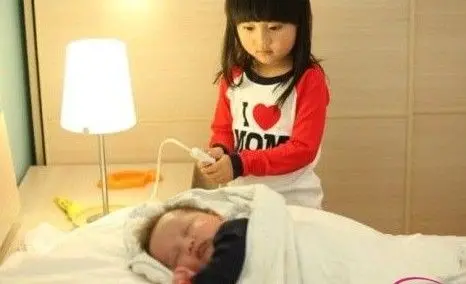 网络红人小葡萄和弟弟的童趣家居照_别墅人物