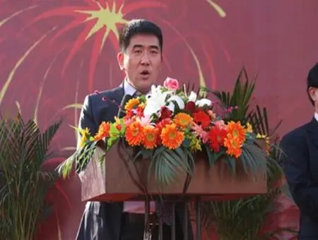 宏润集团董事长_山东润峰集团董事长