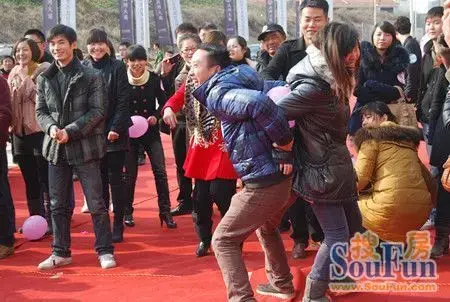 首先进行的是情侣运气球游戏.参赛选手每5对情侣为一组.