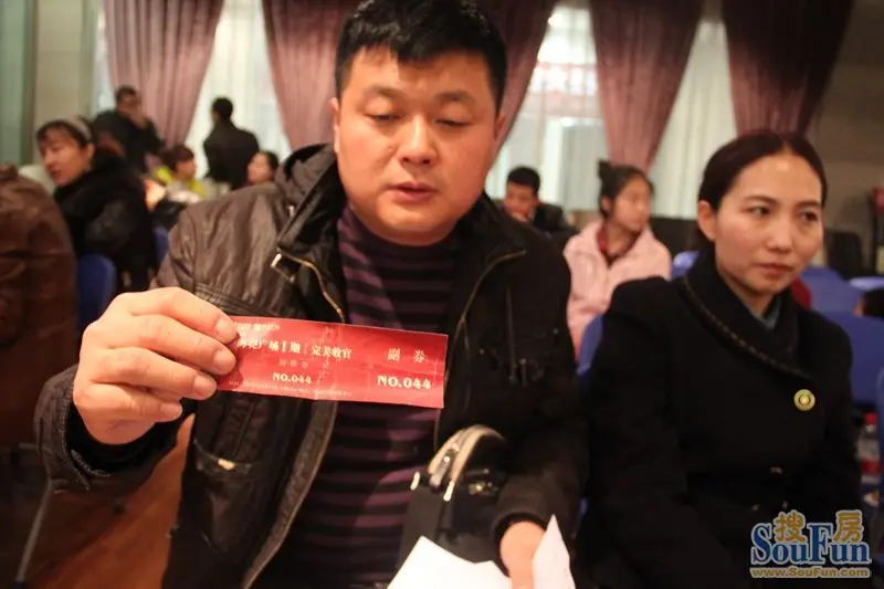 (购房者展示排号卡 图片来源:房天下)