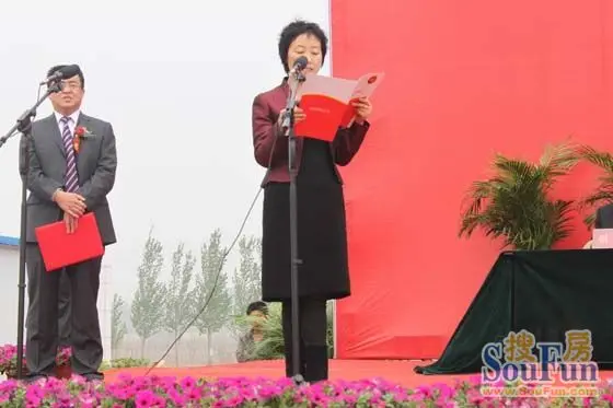 图为1 项目建设代表北京日上集团董事长赵艳利女士 ...