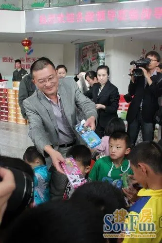 福爱集团董事长,容大置业有限公司总经理孙爱民先生亲自给小孩送文具