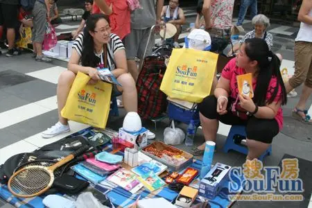望京首届跳蚤市场文化节 千余业主社区"淘宝"