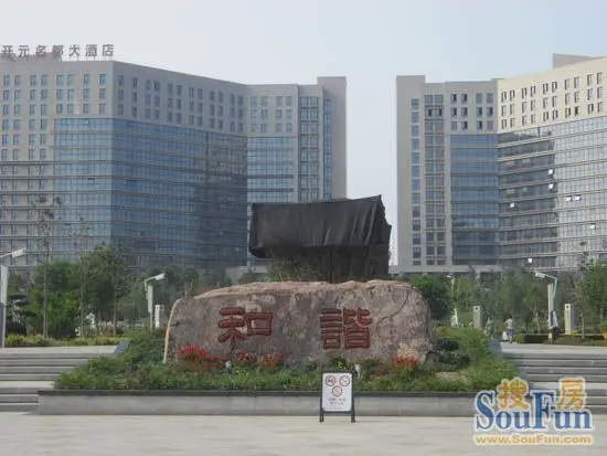 15日下午,小编顶着依然火辣的太阳来到伟业中央公园,从和谐公园路过