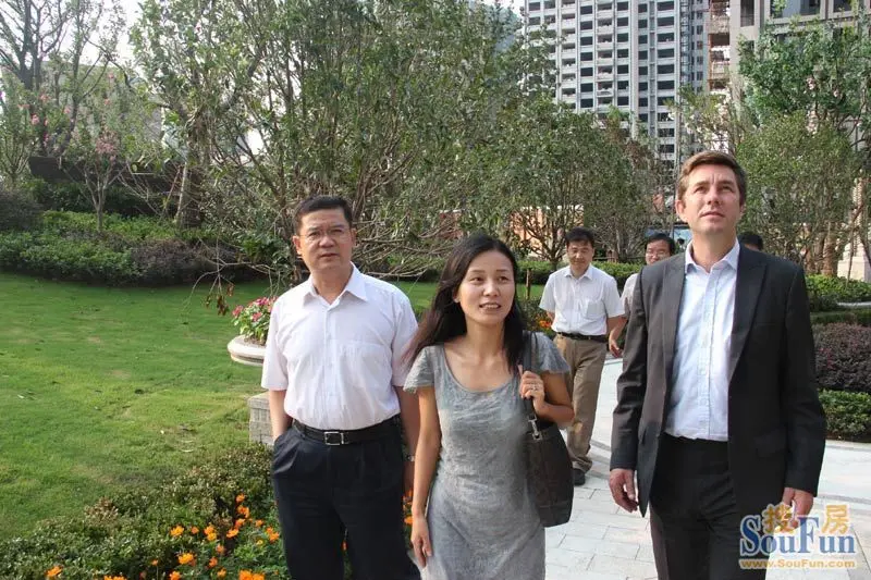 胡润先生与余向东先生和赵伟女士前往金地天玺
