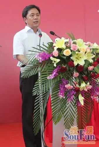 济南阳光100房地产开发有限公司董事总经理王健为开学典礼讲话