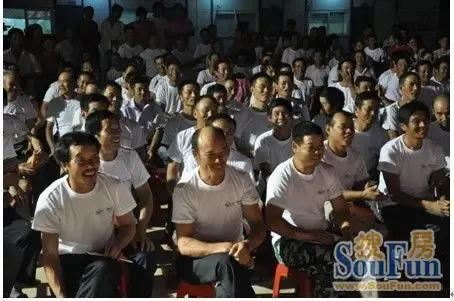 最美老师妈妈陈万霞现身中环农民工夜校顺