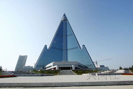 该建筑外形呈金字塔状,高度超过300米.