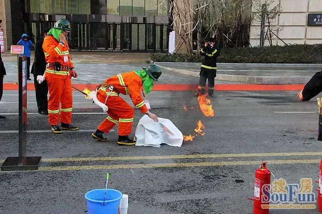 大连万达中心举行2012下半年度消防疏散演习