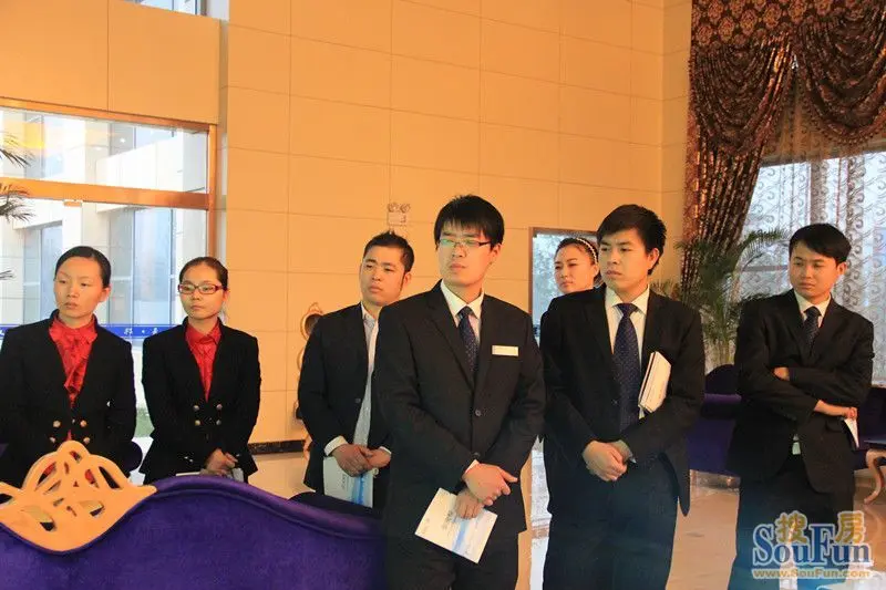 置业顾问仔细聆听