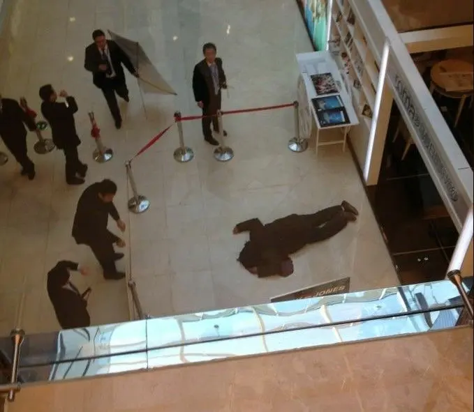 镇江万达广场一男子坠楼身亡