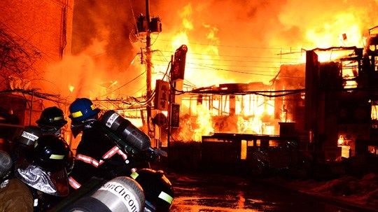 韩国首尔发生火灾7人受伤 数十家店铺被烧