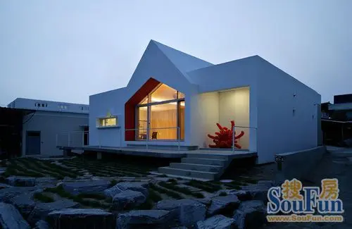 搞怪设计 韩国纯白极简主义的人字形屋顶住宅