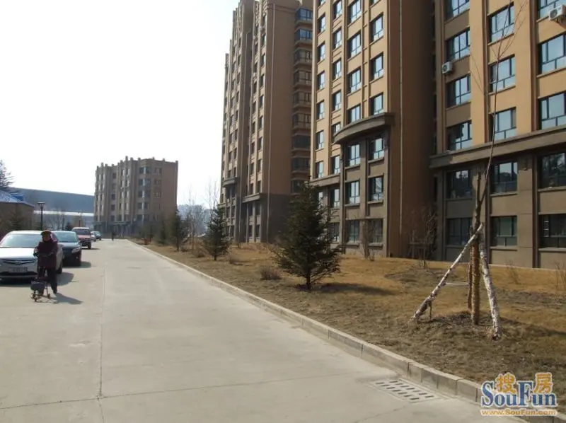 世茂假日山水位于牡丹江市爱民区中华路(近北山体育场),进入小区,小编