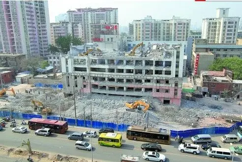 郑州惊现最牛<a href='http://www.eovoo.com' target='_blank'>挖掘机</a> 15米高楼顶拆迁