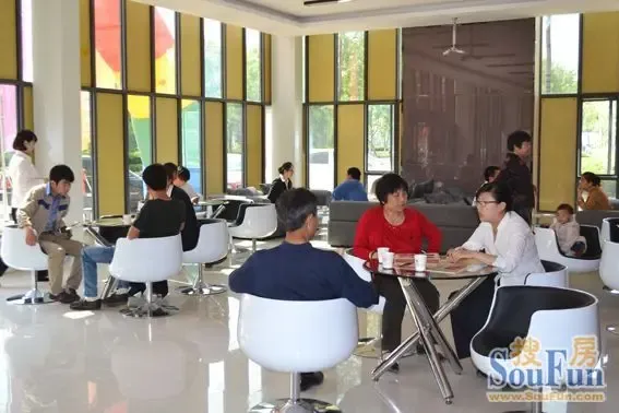 搜房在现场:裕升置业端午节期间送业主礼盒粽