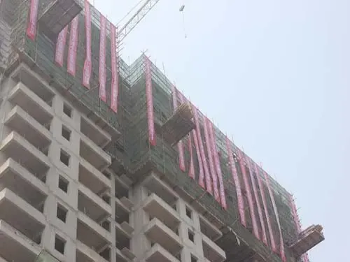 庆祝封顶的条幅挂满了楼顶,封顶仪式应该就是在这栋楼上面举行的.