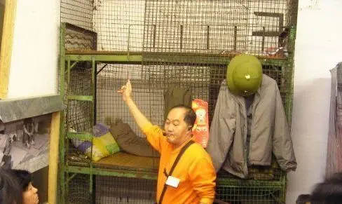 揭普通香港人住房真相:住棺材房惨到不敢想象