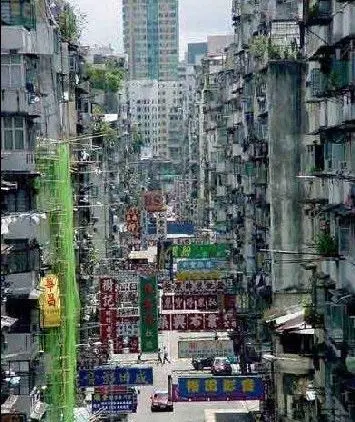揭秘普通香港人住的"棺材房" 惨到你不敢想象