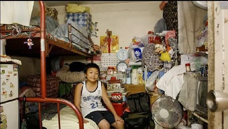 揭秘普通香港人住的"棺材房" 惨到你不敢想象