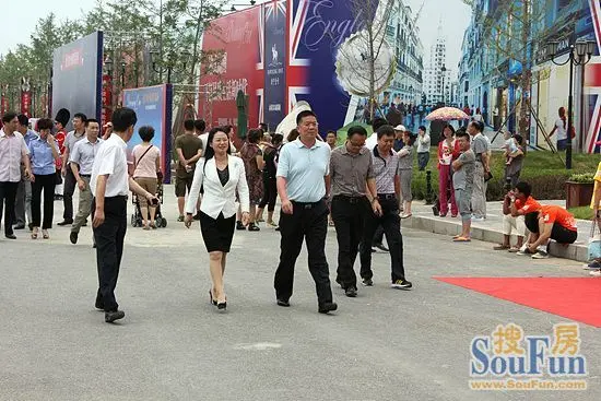 副市长潘爽(左女)新区管委会主任郭志军