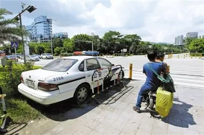 昨日,侨香路,被网友误作"僵尸警车"的巡逻车停放在路边.