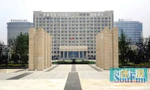 安徽省某县级市前两年以"商务中心"名义新建的市委,市政府办公大楼.