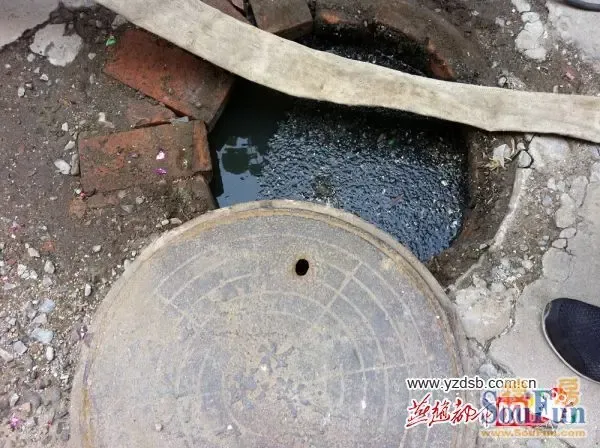 衡水一小区污水井旁没有下水管道 污水频繁上