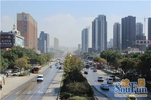 (站在并州路长风街高架桥上,东望长风大街)