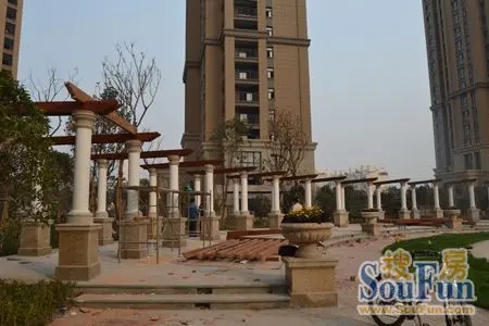 小编实拍:新乡建业壹号城邦中心景观区(组图)