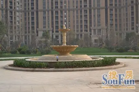 小编实拍:新乡建业壹号城邦中心景观区(组图)