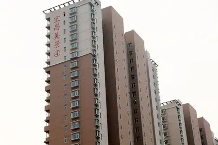 青岛一经适房小区墙体上画假窗 遭网友调侃“神笔马良”_房产资讯_青岛搜房网