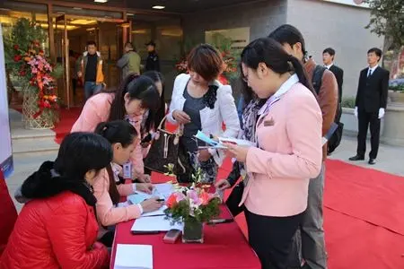 项目售楼处被分割成不同的功能区域,从等候区到选房区再到签约区,一切