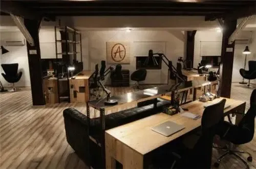 工业风十足罗马尼亚办公室 黑色座椅镂空隔断