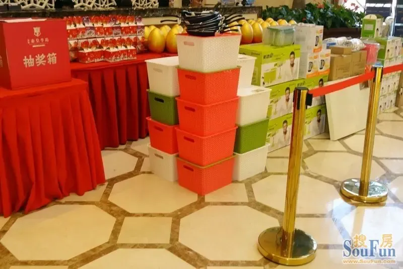 丰盛的礼物堆,金灿灿的惊喜金蛋,美味漂亮的平安果