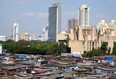 印度贫富差距悬殊 豪宅与贫民窟并存_房产频道